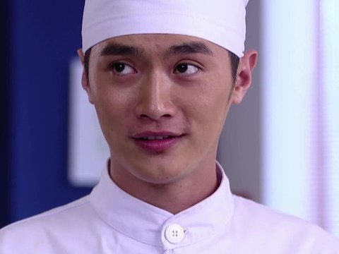 欧阳回家,发现手机上有未接来电,打回去,艾小天告诉欧阳,自己刚给一个