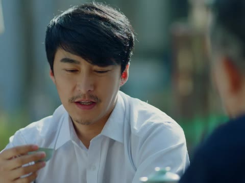 时间退回12年前,吉祥春火锅店里正在吃面的胡鸣正在看关于棚户区改造