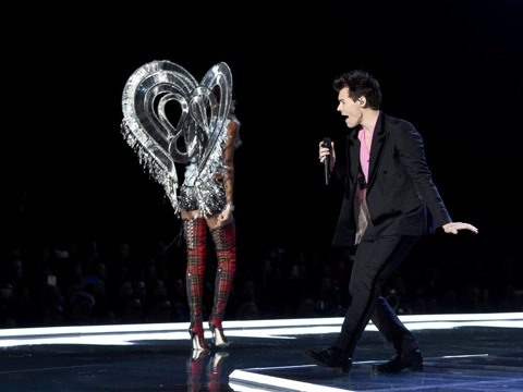 艺起看维密##2017维多利亚的秘密#哈卷一身. 来自爱奇艺时尚 - 微博